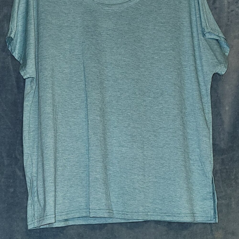 T-Shirt - Picture 2 of 3